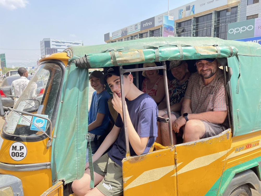 click to see larger images minibus to kakamega, mission feb 2023